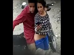Video de sexo amador flagra real com novinha fodendo na moto