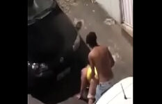 Xvideos flagra sexo com a loira safada Fodendo na rua entre os carros