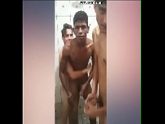 Video Porno Gay De Suruba Amador Com Os Amigos No Banheiro